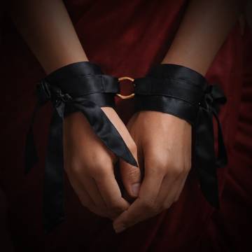 Svish On The Go Velvet Handcuff for Sensory Play (Black)